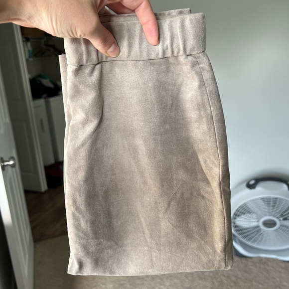 Wilfred Free Aritzia • Vegan Suede Lis Skirt - Picture 9 of 10